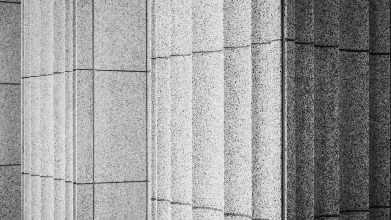 Granito faktūros kolonos — architektūrinis fasado akcentas