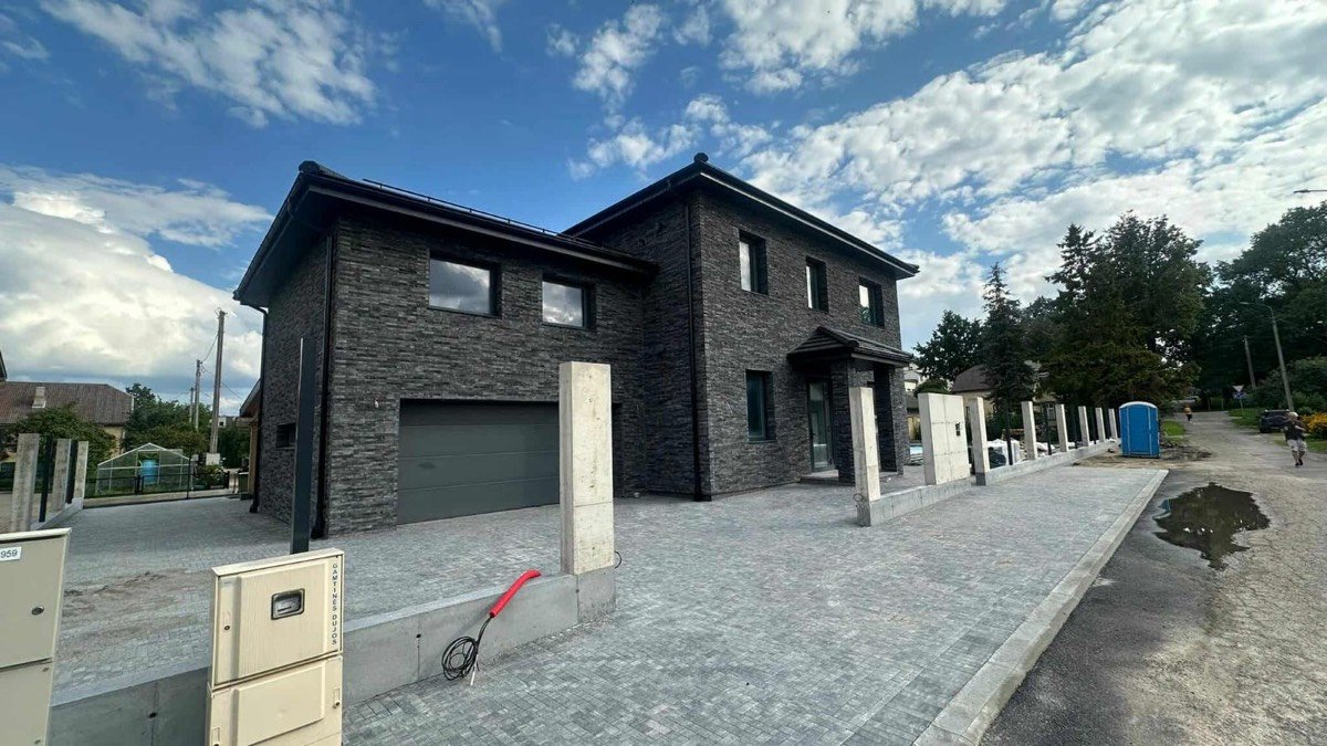 Betoniniai tvoros stulpai su dekoratyviniais uždengimais